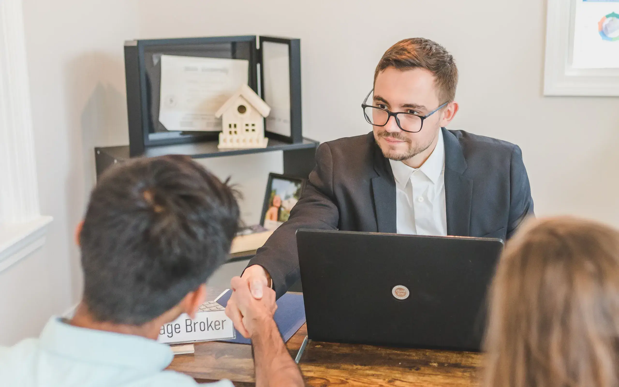 Plans et contrat immobilier examinés